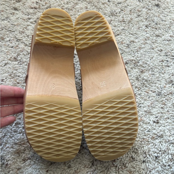 Hasbeens x Bloomingdales gold clogs - Picture 2 of 3